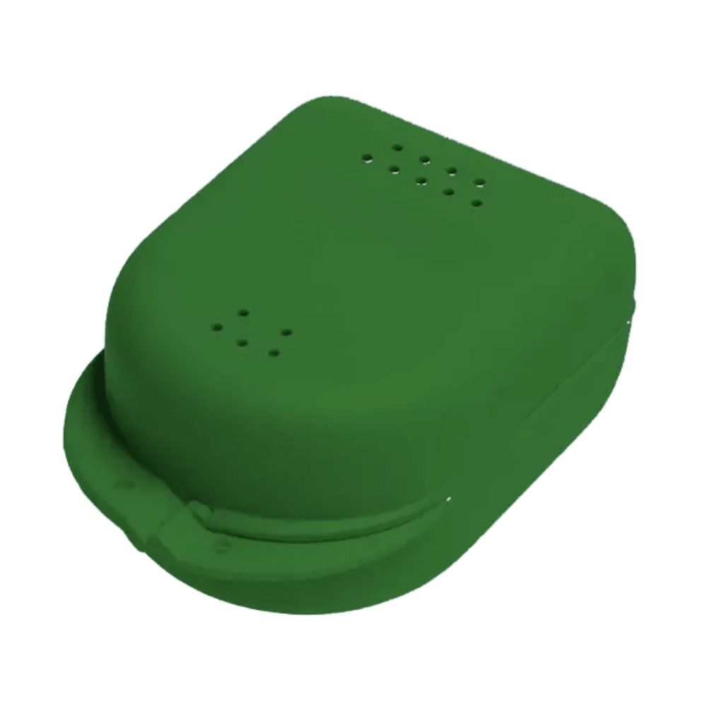 Grüne Zahnspangenbox mit Belüftungslöchern und Schnappverschluss.