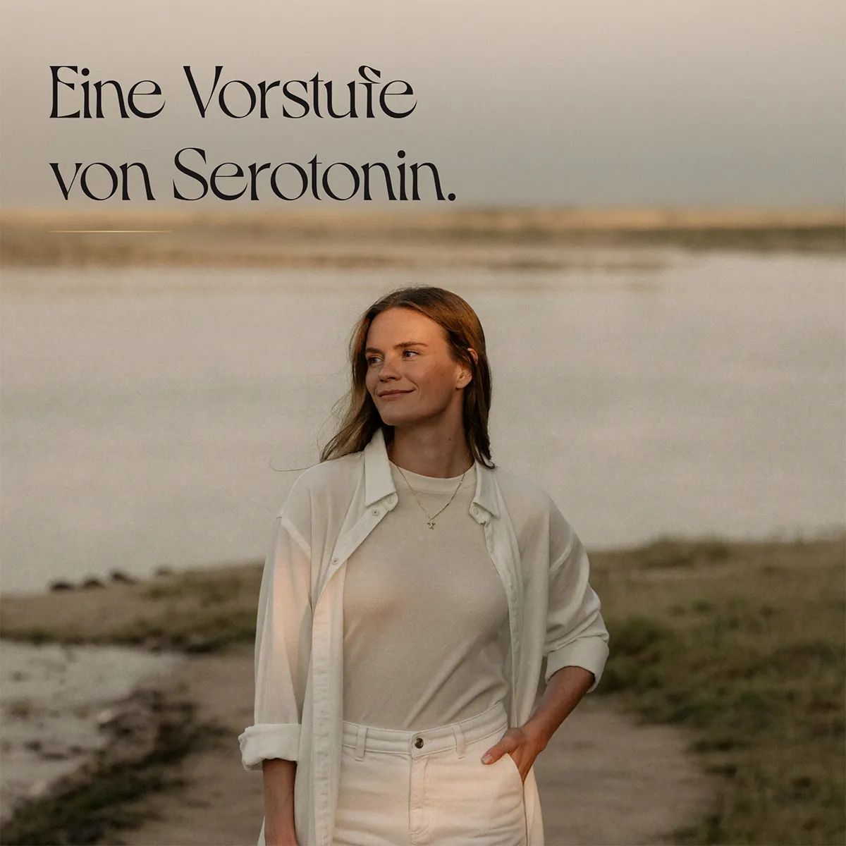 Frau steht an einem Gewässer. Text erklärt, dass 5-HTP eine Vorstufe von Serotonin ist.