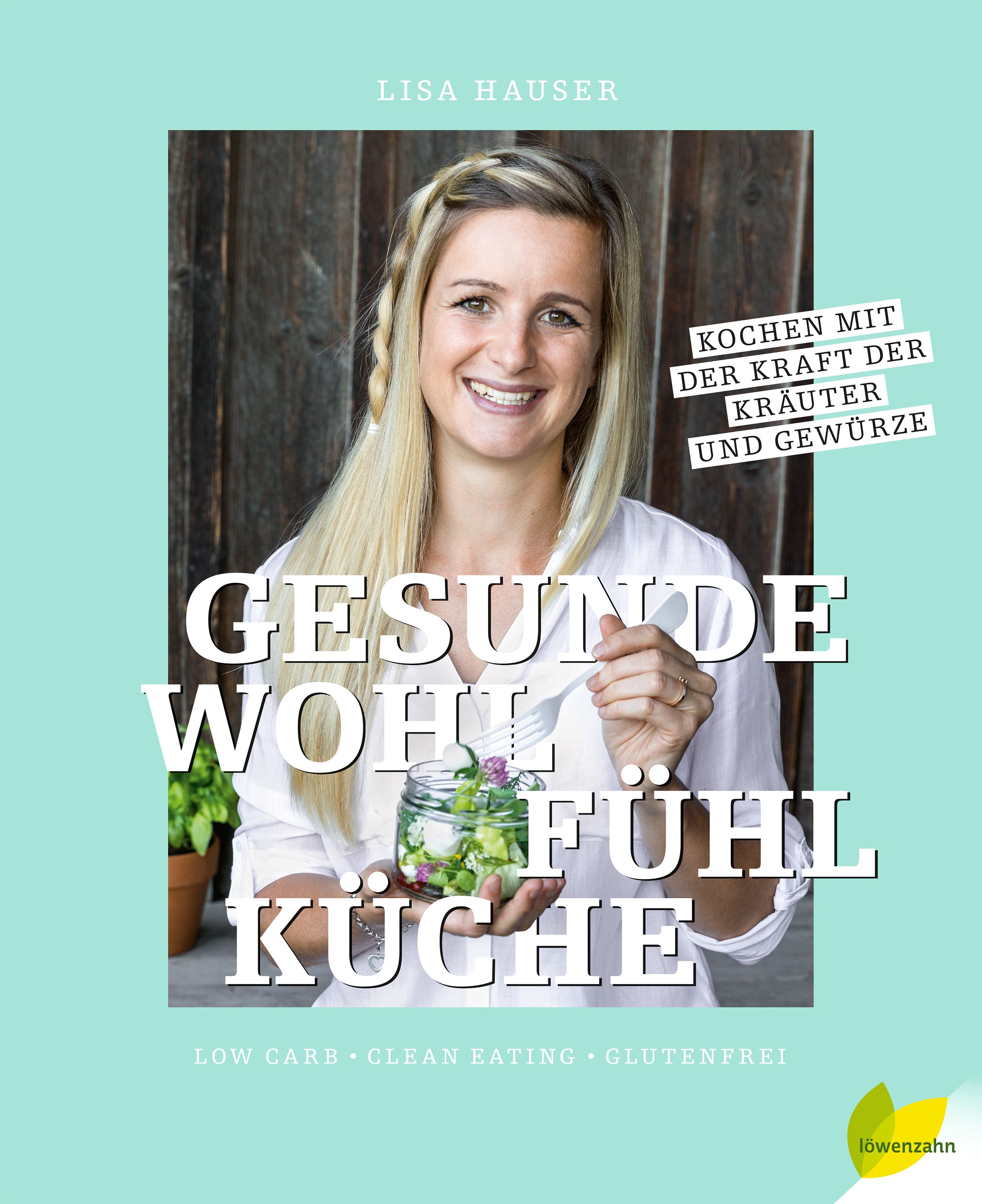 Buchcover mit Titel "Gesunde Wohlfühlküche". Frau hält Glas mit Salat. Text: Kochen mit Kräutern und Gewürzen. Logo: Löwenzahn.