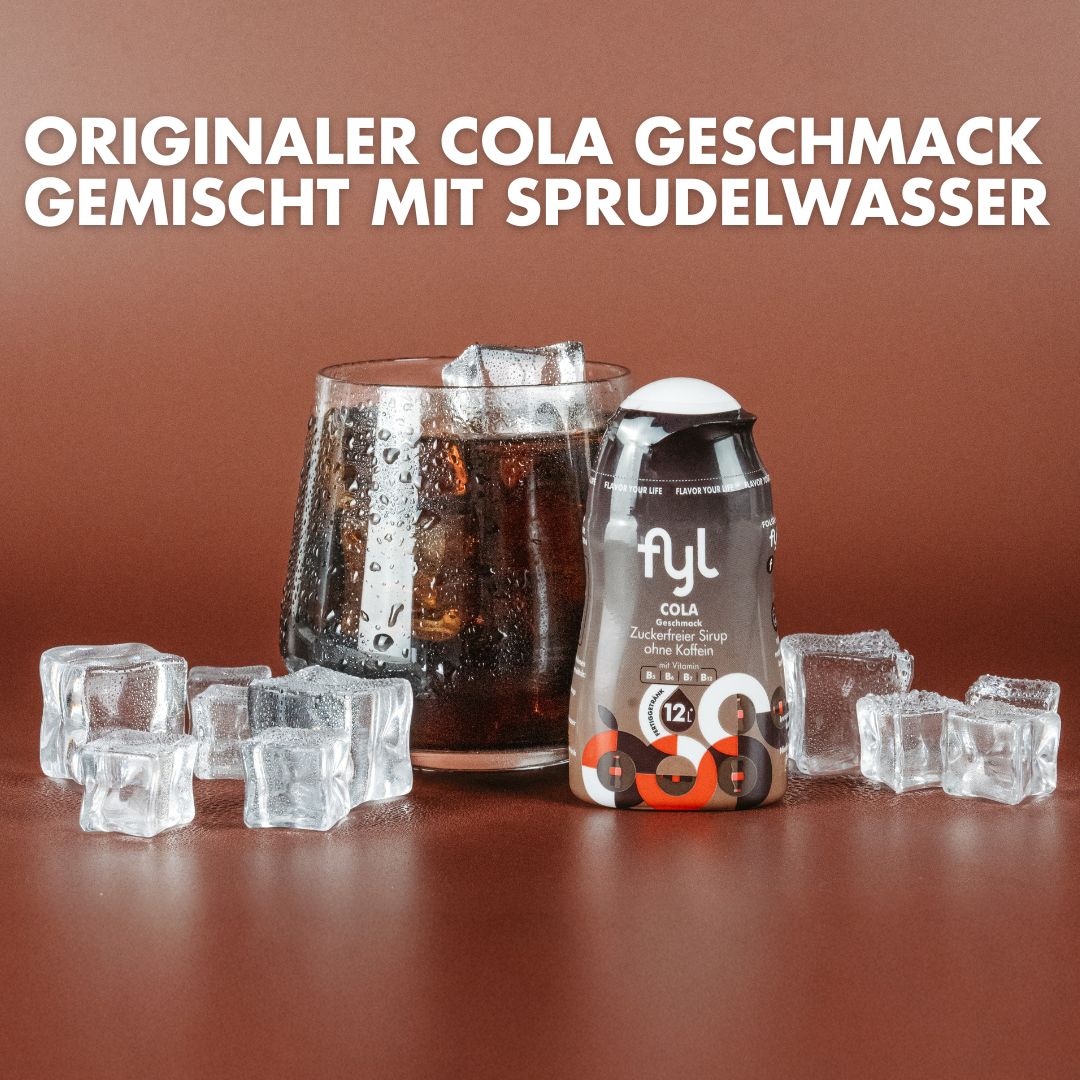 Fyl Cola Sirup, Glas mit Eiswürfeln, daneben Eiswürfel und Text: Originaler Cola Geschmack gemischt mit Sprudelwasser.