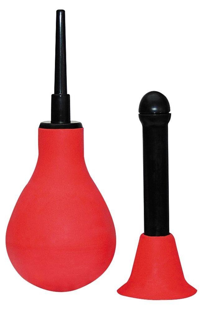Rote Intimdusche mit zwei schwarzen Aufsätzen. Birnenförmiger Pumpball und zylindrischer Aufsatz mit breitem Rand.