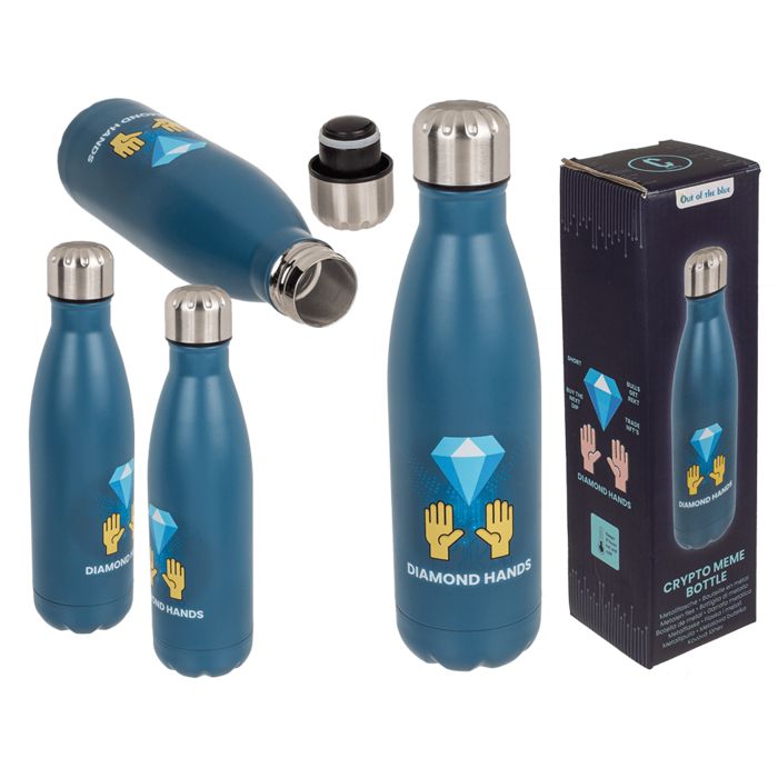 Mehrere Trinkflaschen, eine mit Deckel daneben, eine in Verpackung. Blau, mit Diamant- und Hand-Motiv.