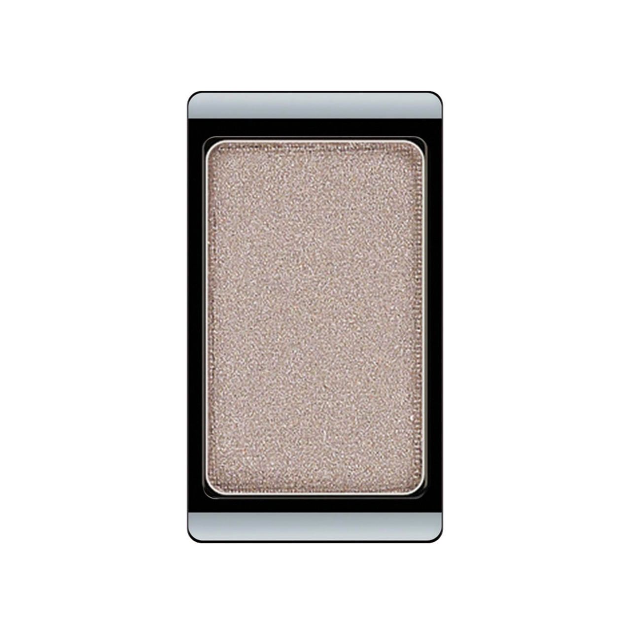 Artdeco Lidschatten Pearlfarben. Rechteckiger Lidschatten in hellbraun-beige mit silberner Umrandung. Glitzernde Textur.
