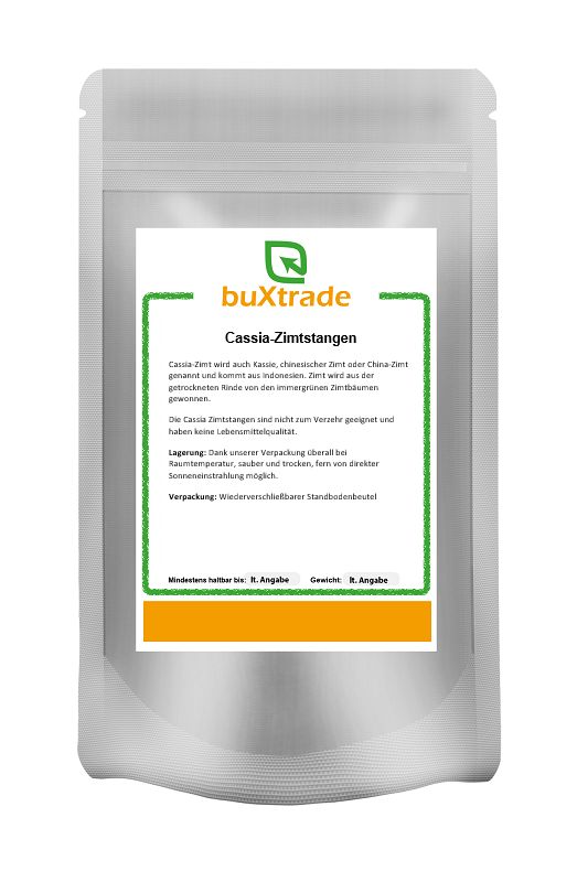 Beutel mit Aufschrift "buXtrade Cassia-Zimtstangen". Grün umrandetes Etikett mit Text. Wiederverschließbarer Standbodenbeutel.