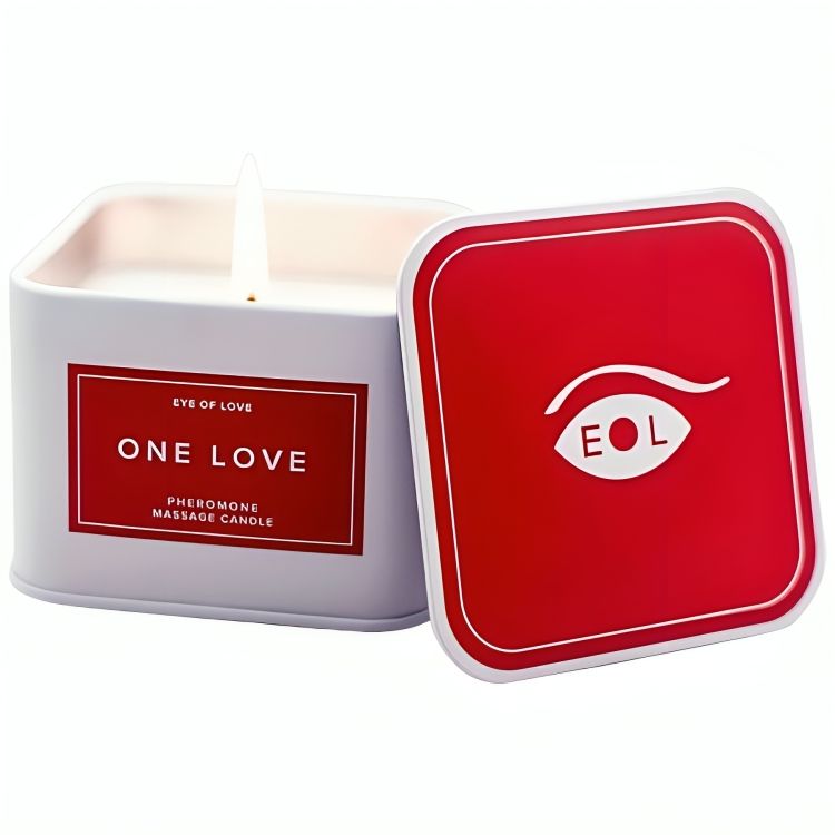Weisse, quadratische Dose mit rotem Deckel. Auf der Dose steht "Eye of Love - One Love - Pheromone Massage Candle". Der Deckel zeigt ein Auge mit "EOL".