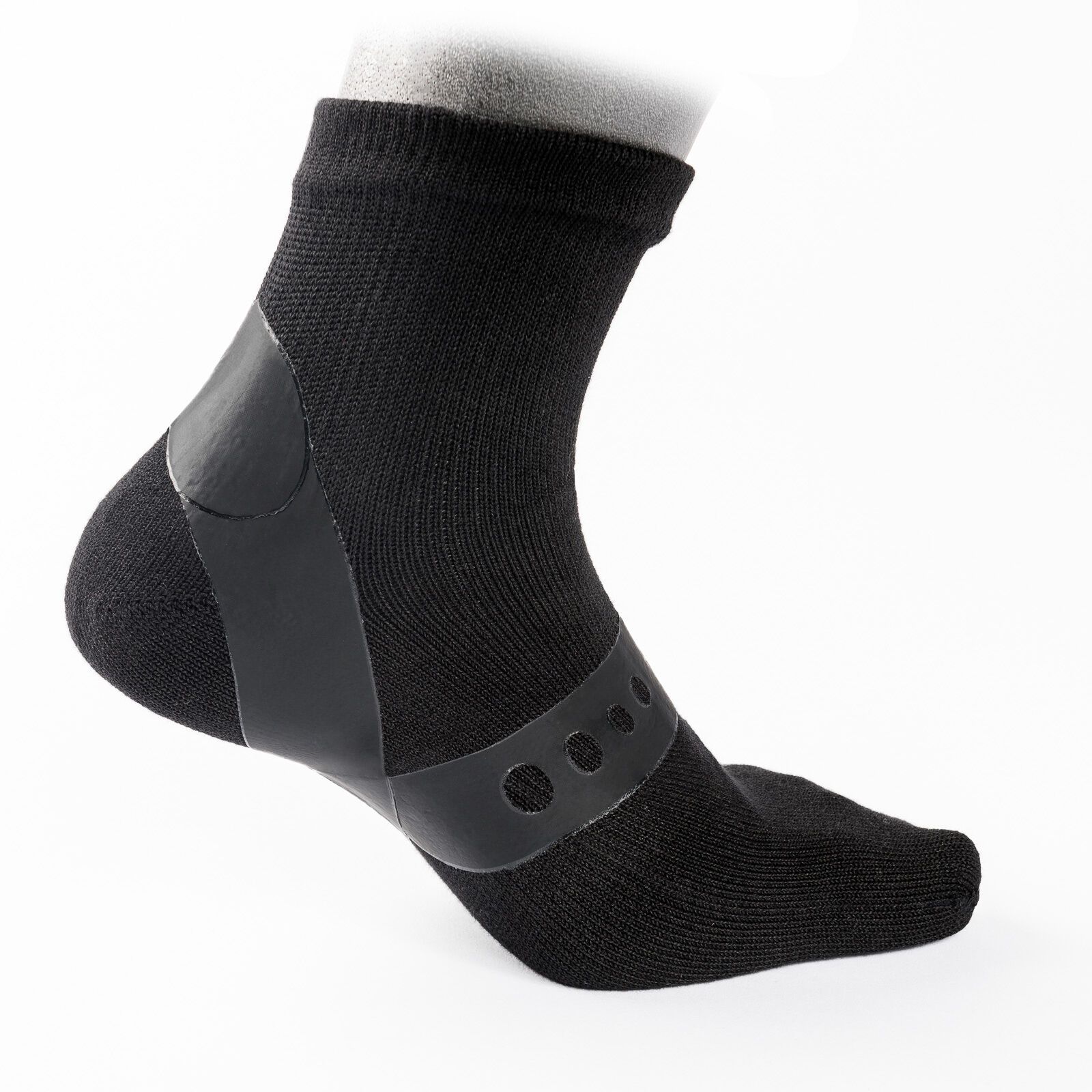 Schwarze Socke mit integrierten, schwarzen, stabilisierenden Elementen an Ferse und Fußgewölbe. Seitliche Ansicht.