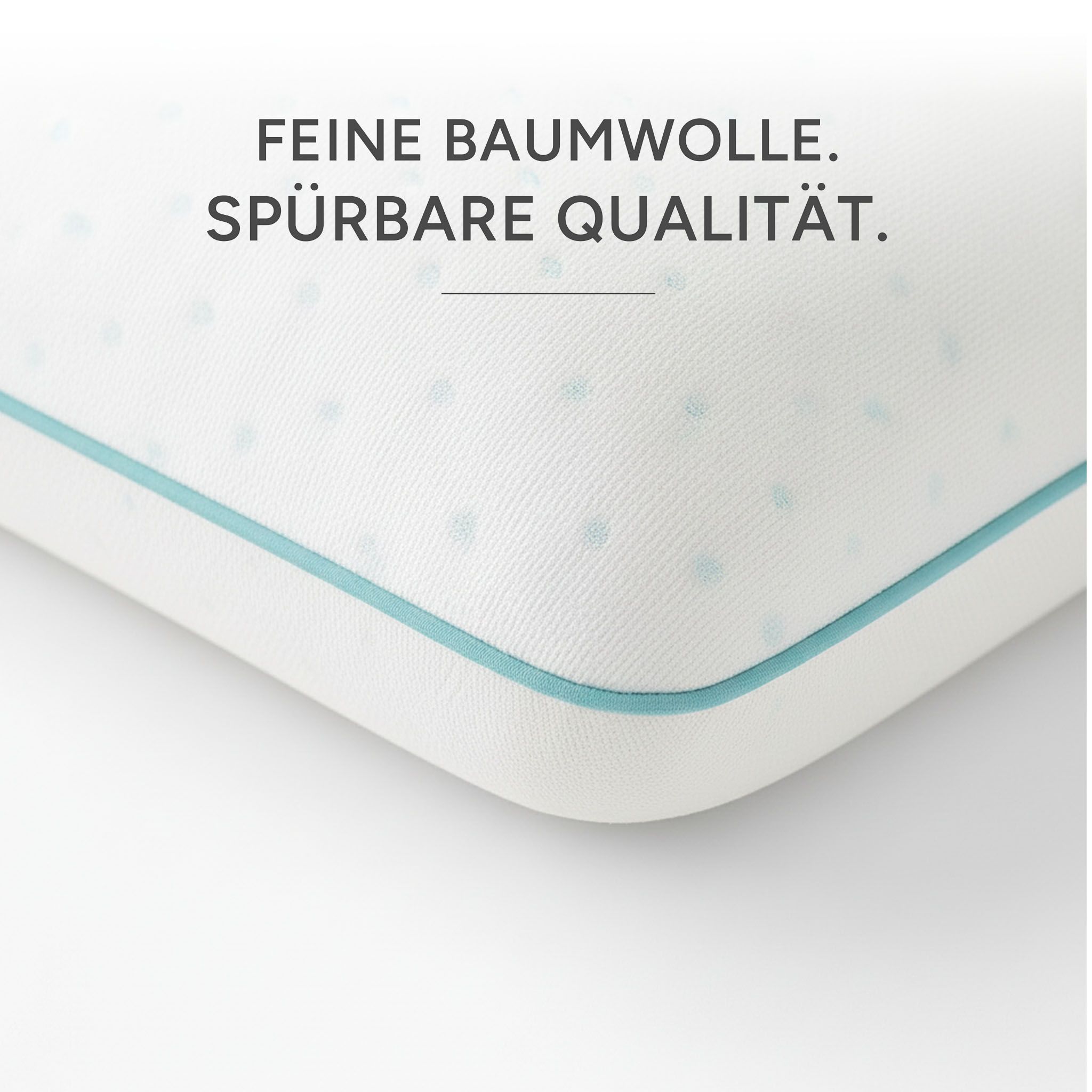 Weißes Kissen mit blauer Umrandung. Text: Feine Baumwolle. Spürbare Qualität.