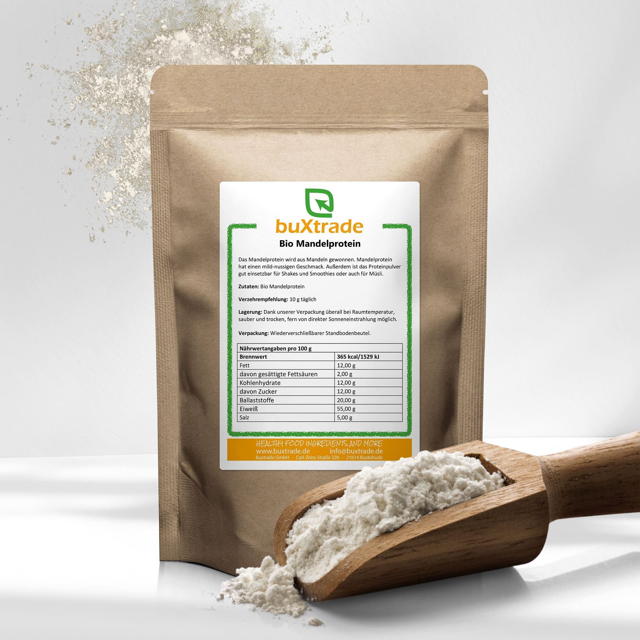 Braune Tüte mit weißem Etikett. Auf dem Etikett steht "buXtrade Bio Mandelprotein". Daneben ein Holzlöffel mit Mandelprotein.