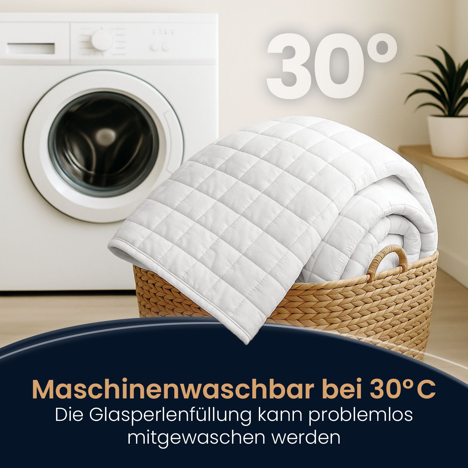Weiße, quadratisch gesteppte Decke in einem Korb. Text: Maschinenwaschbar bei 30°C.
