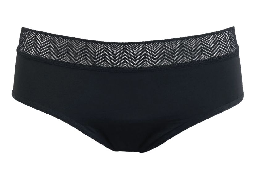 Schwarzer Hipster-Slip mit Zickzack-Spitze am Bund. Blick von vorne, auf weißem Hintergrund.