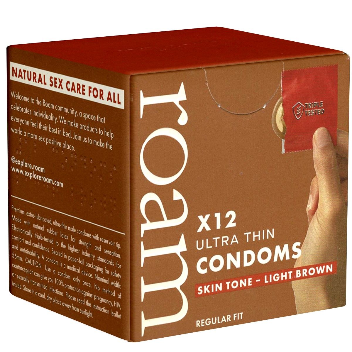 Braune ROAM-Verpackung mit X12 Ultra Thin Kondomen, Hautton Light Brown. Aufschrift: Natural Sex Care For All. Eine Hand hält ein Kondom.