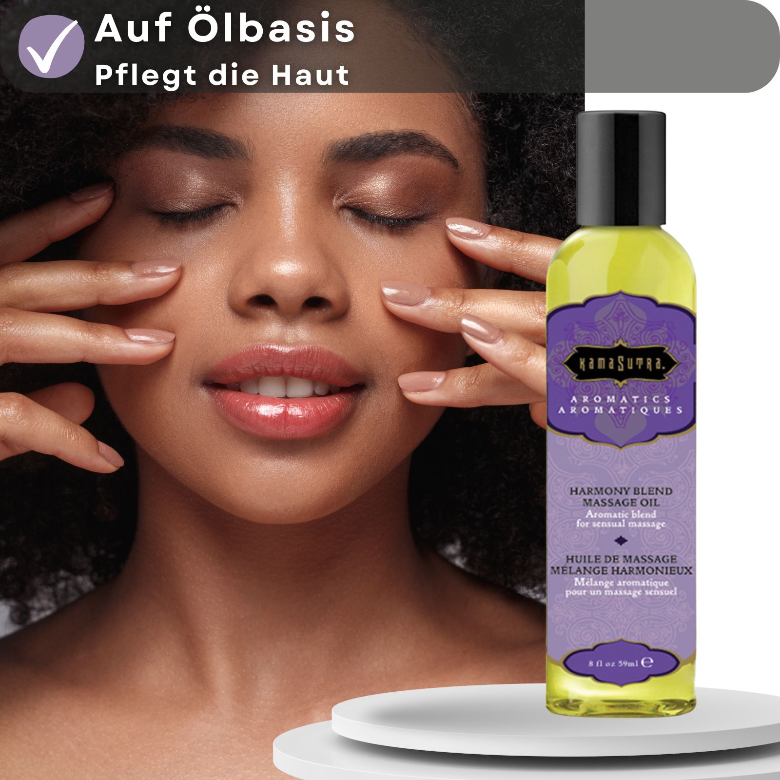 Frau mit geschlossenen Augen. Massageöl-Flasche daneben. Text: Massageöl mit Aroma Harmony Blend, auf Ölbasis, pflegt die Haut.