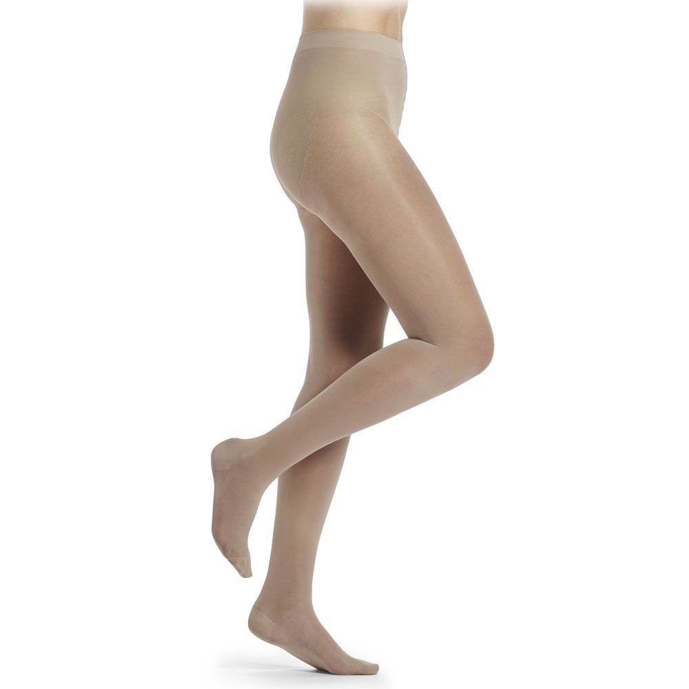 Hautfarbene Kompressionsstrumpfhose. Seitliche Ansicht einer Person, die die Strumpfhose trägt. Glatter Stoff.