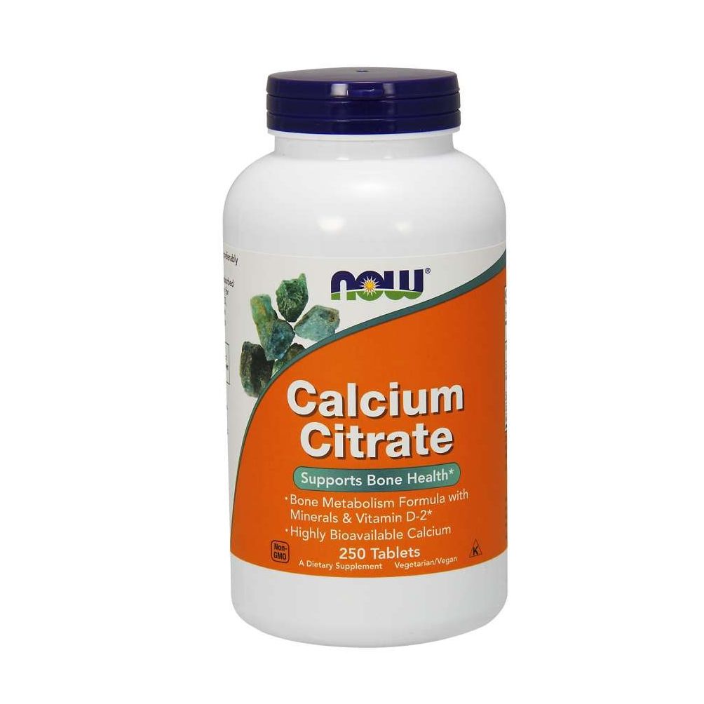 Weiße Flasche mit blauem Deckel. Aufschrift: Calcium Citrat. Enthält 250 Tabletten. Marke: NOW.