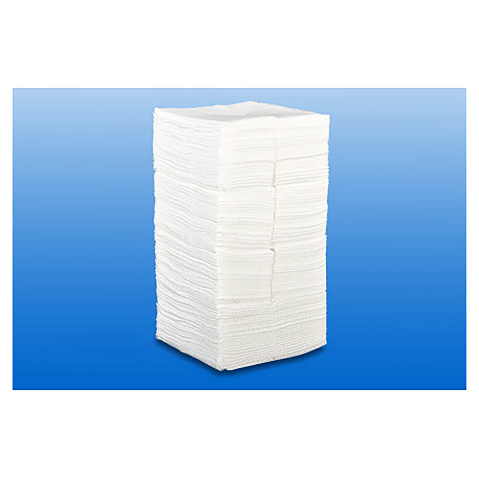 Stapel weißer, rechteckiger Kompressen. Mehrlagig, aus Vliesstoff. Auf blauem Hintergrund.