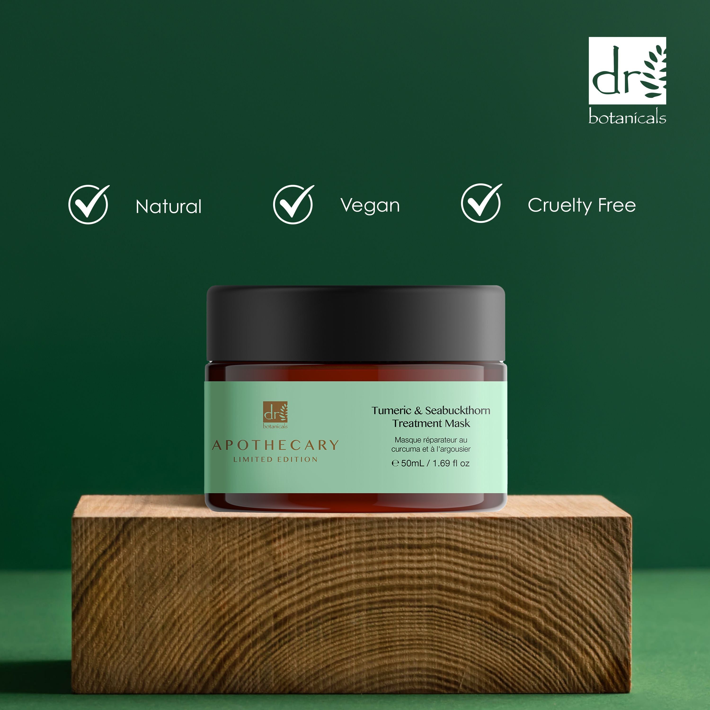 Produkt auf Holzblock. Aufschrift: Tumeric & Seabuckthorn Treatment Mask. Logos: Natural, Vegan, Cruelty Free.