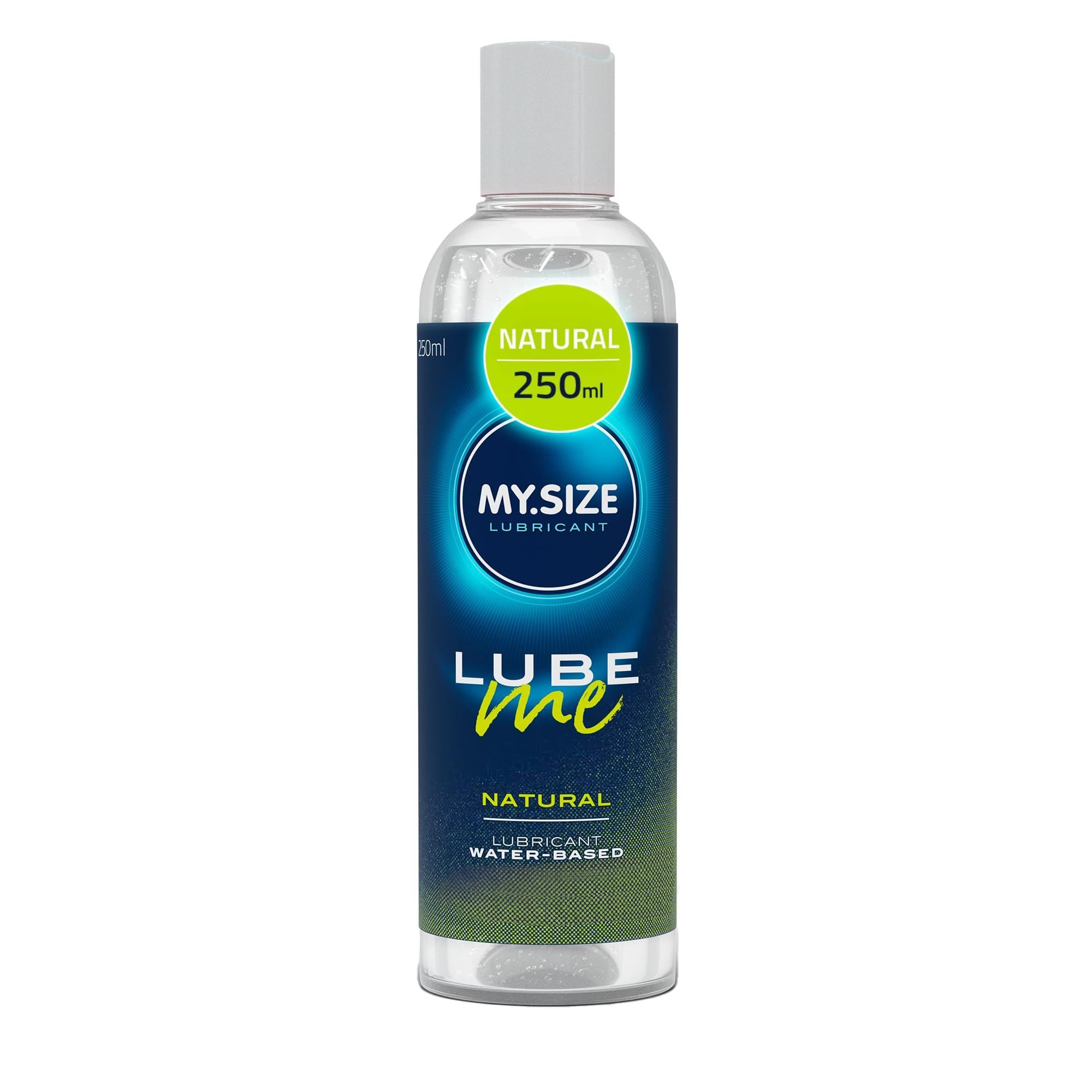 MY.SIZE LUBE ME NATURAL Gleitmittel, 250ml Flasche, umgeben von Kondompackungen.