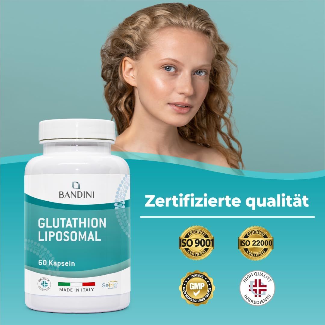 Weiße Flasche mit Kapseln. Aufschrift: Bandini, Glutathion Liposomal, 60 Kapseln. Frau im Hintergrund. Zertifizierungen.