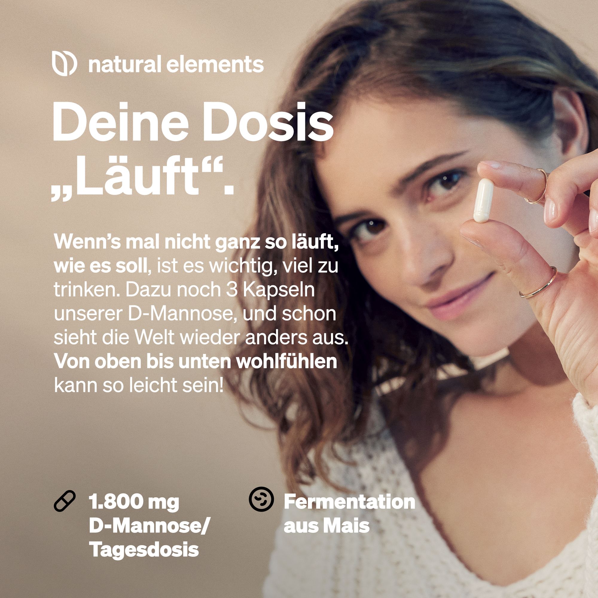 Frau hält eine Kapsel. Text: 1.800 mg D-Mannose/Tagesdosis, Fermentation aus Mais. Marke: natural elements. Text: Deine Dosis „läuft“.