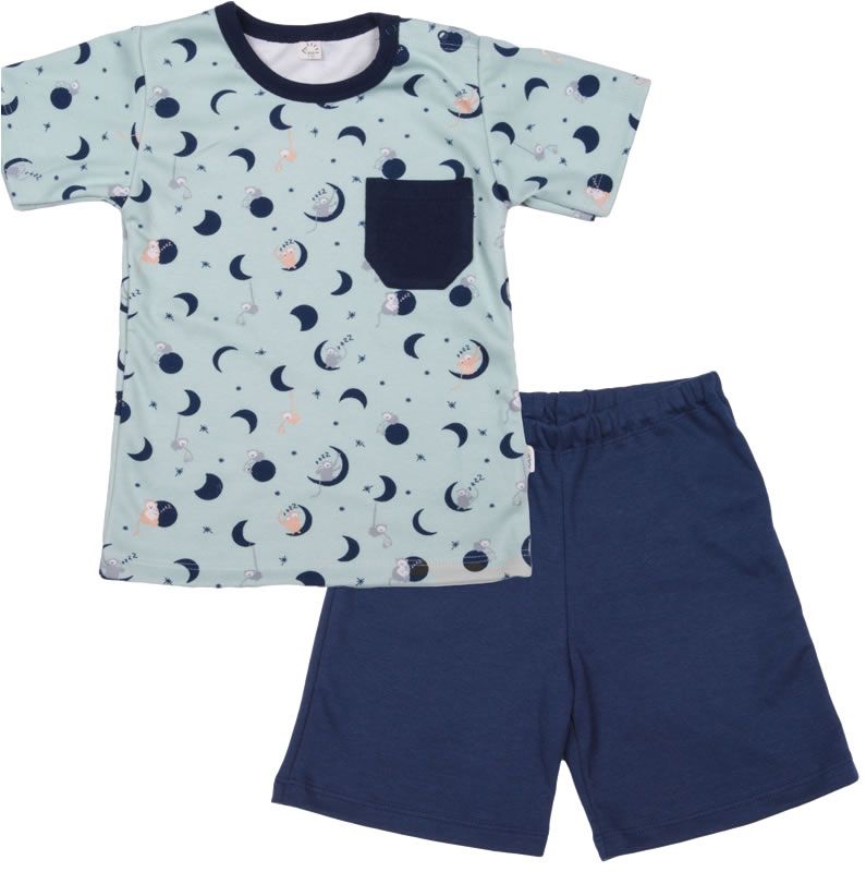 Kurzer Pyjama, bestehend aus Shirt und Shorts. Shirt hellblau mit Mond-Muster und Brusttasche. Shorts dunkelblau.
