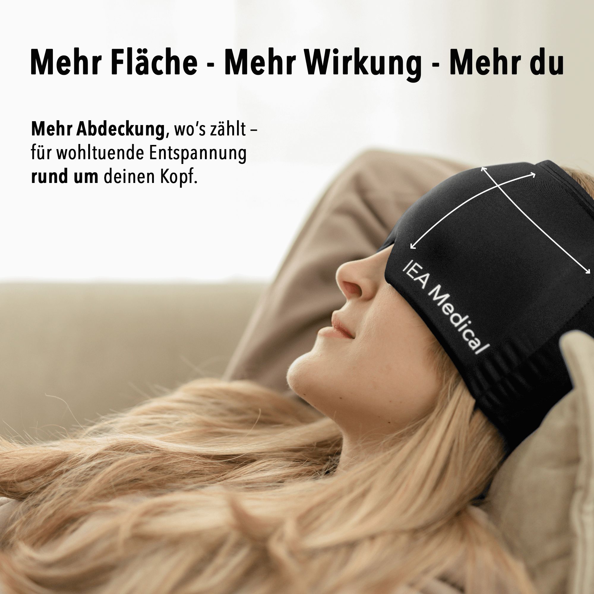 Frau mit schwarzer IEA Medical Migränemaske, die sich auf einem Sofa ausruht.