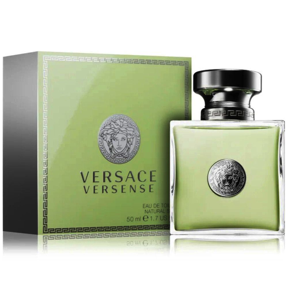 Versace Versense Eau de Toilette Spray. Flakon und Verpackung in Grün. Logo und Schriftzug auf Flakon und Verpackung.