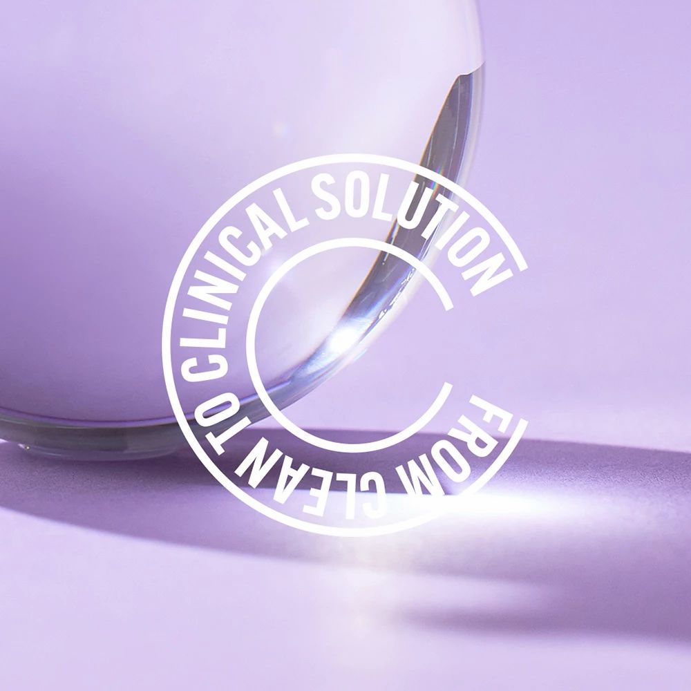 Text-Overlay 'FROM CLEAN TO CLINICAL SOLUTION' auf einem Teil einer Glasflasche.