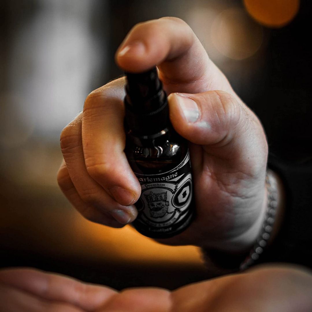Dunkle Sprühflasche mit Etikett, das einen König zeigt.