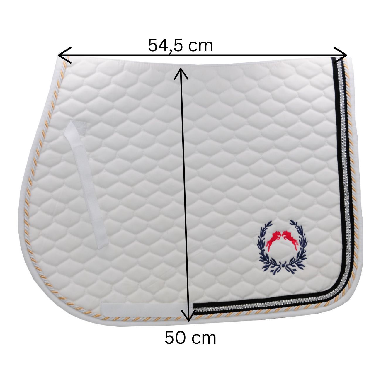 Weißes Sattelpad mit Glitzersteinen und Stickerei. Maße: 54,5 x 50 cm. Goldene und schwarze Bordüre. Logo mit Lorbeerkranz.