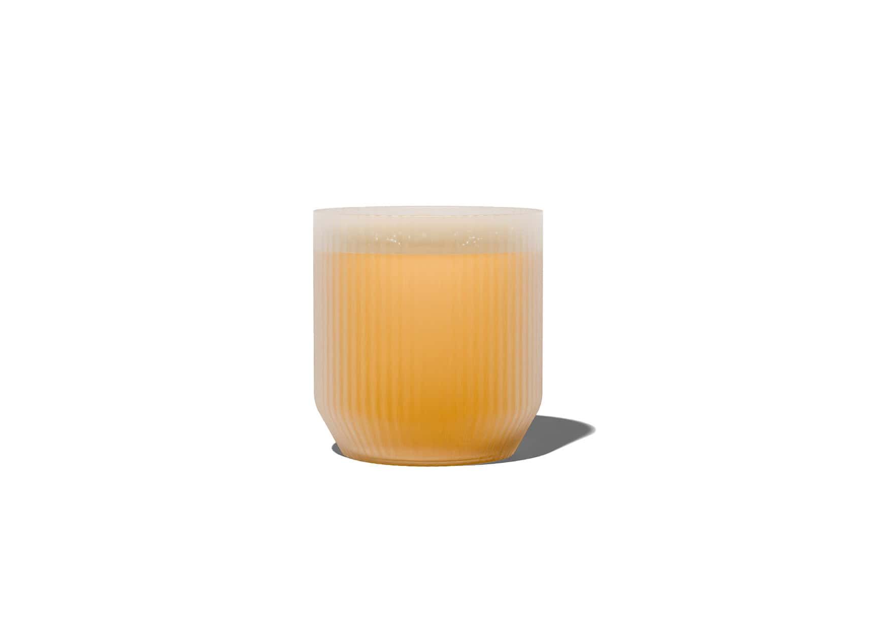 Orangefarbene Kerze in einem gerippten, mattierten Glasbehälter mit weißem Rand.