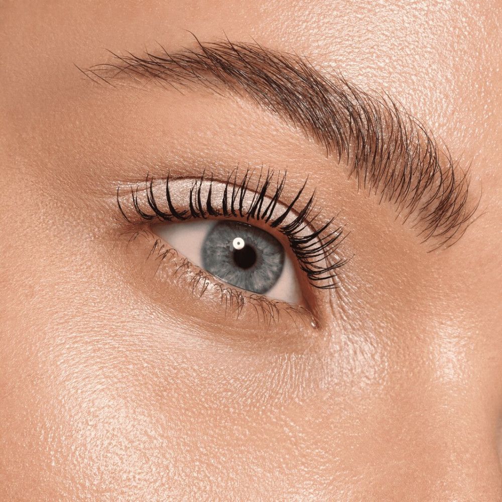 Nahaufnahme eines Auges mit hellem Lidschatten. Blaue Augenfarbe.