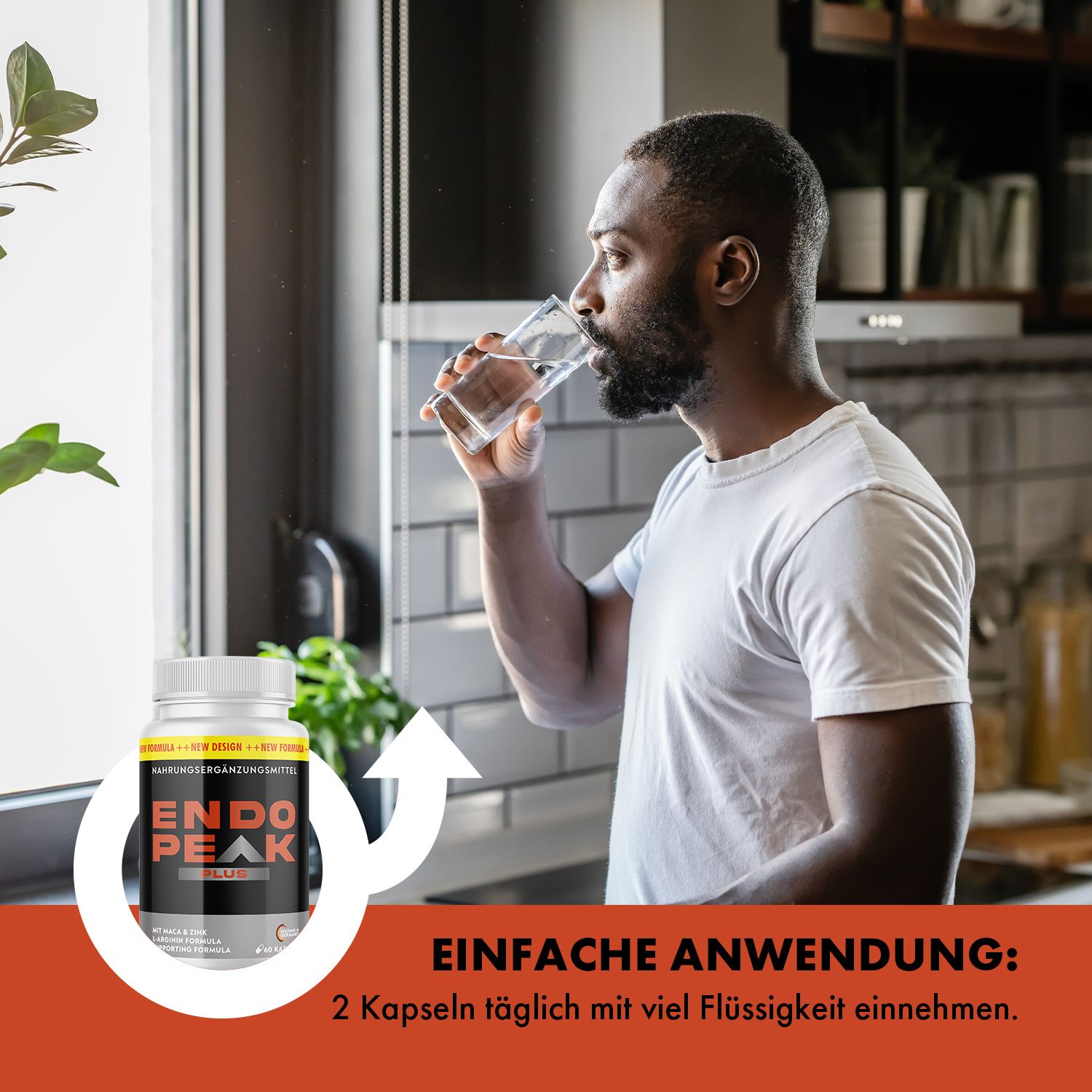 Mann trinkt Wasser. Flasche mit gelbem Etikett und Aufschrift ENDO PEAK PLUS. Text: Einfache Anwendung: 2 Kapseln täglich mit viel Flüssigkeit einnehmen.