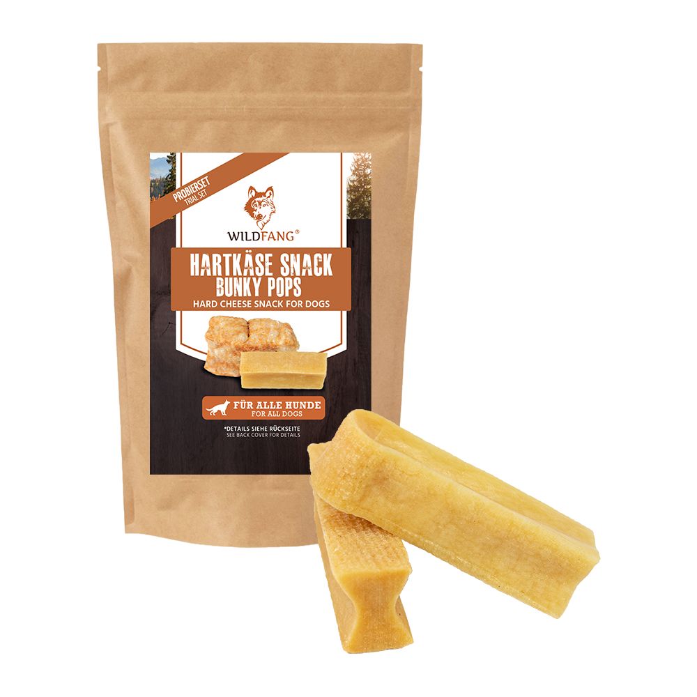 Braune Verpackung mit Käse-Snack. Aufschrift: Hartkäse Snack Bunky Pops, Hard cheese snack for dogs. Zwei Snacks daneben.
