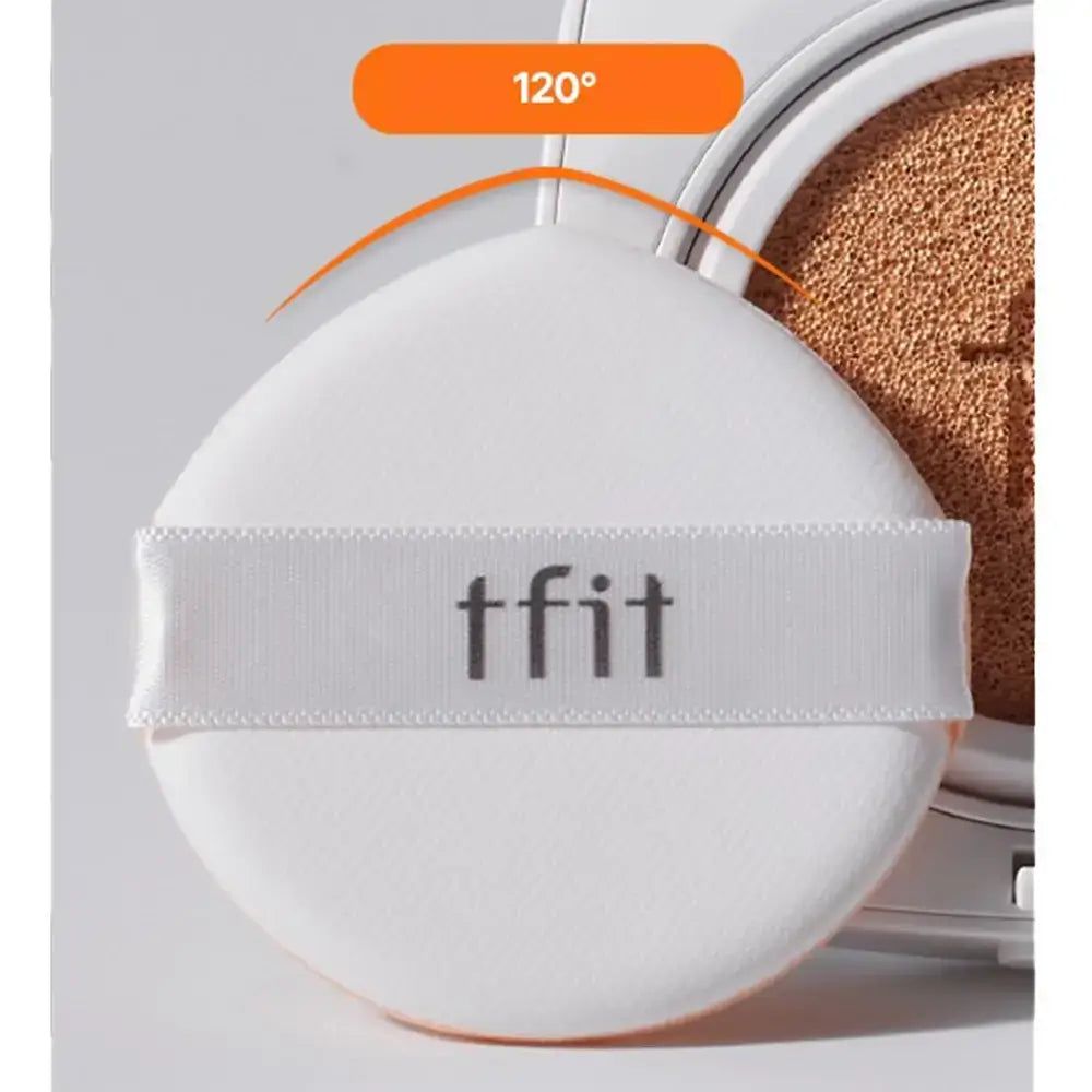 Weißer Schwamm mit Band. Band mit 'tfit'-Schriftzug. Der Schwamm ist rund und liegt auf einem geöffneten Cushion-Behälter.