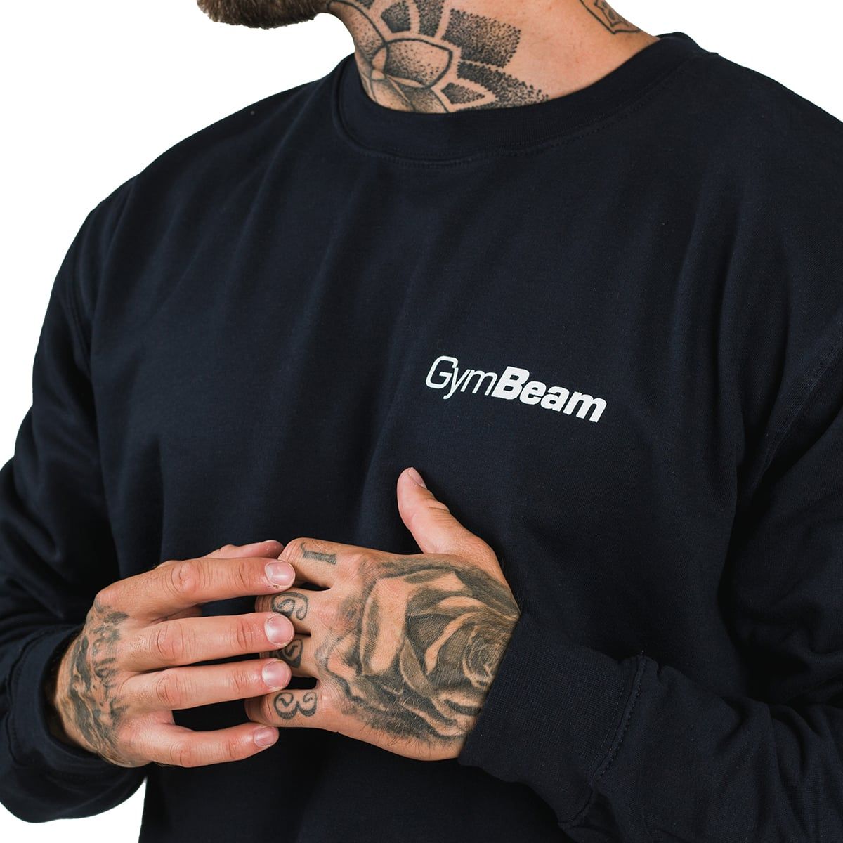 Nahaufnahme des weißen GymBeam Logos auf einem dunkelblauen Herren Pullover.
