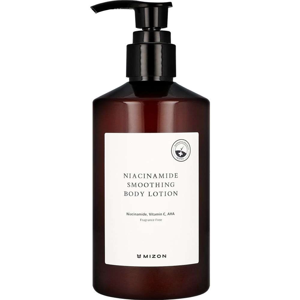 Braune Flasche mit schwarzem Pumpverschluss. Weißes Etikett mit Text: Niacinamide Smoothing Body Lotion. Marke MIZON.