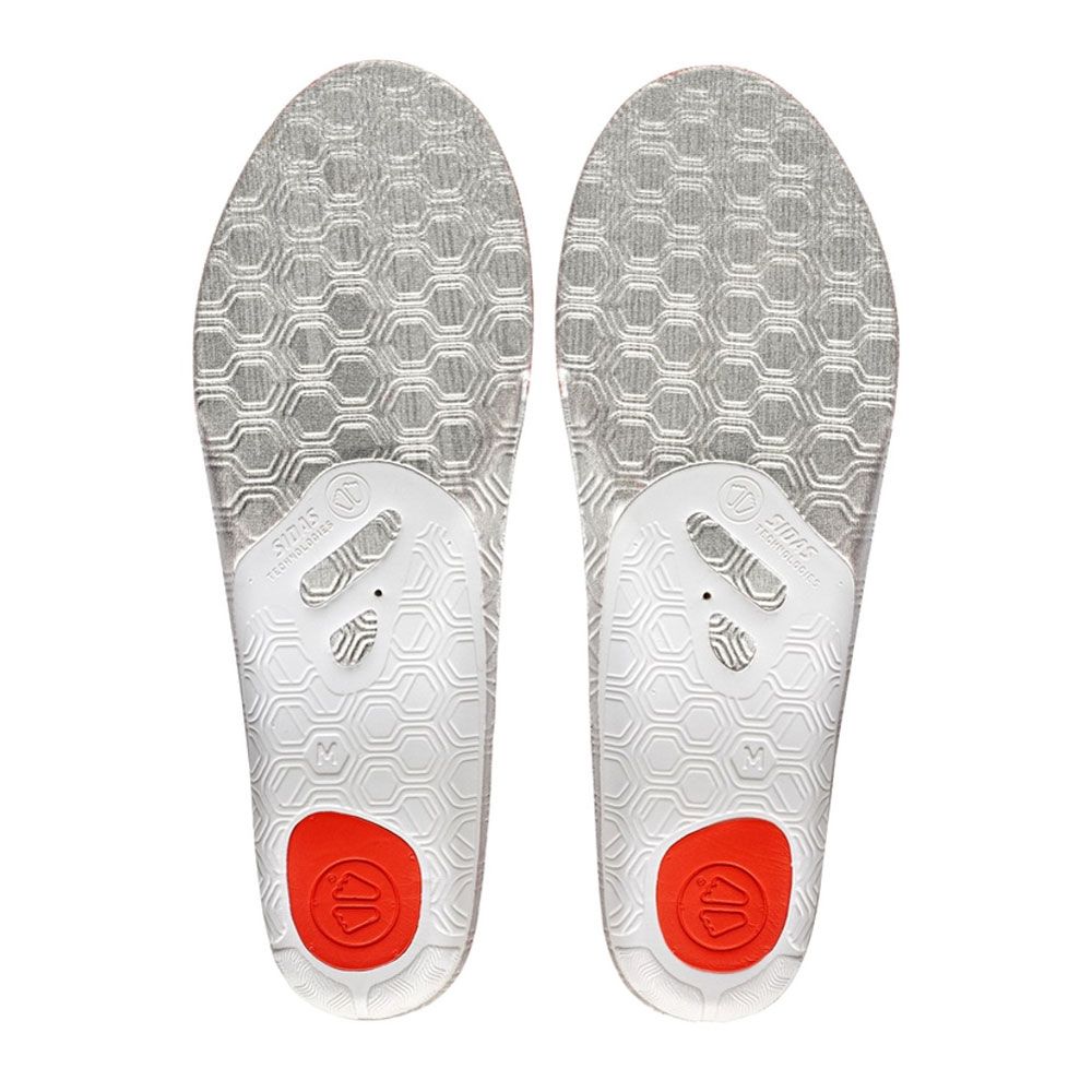 Zwei weiße Einlegesohlen mit rotem Akzent und wabenförmiger Struktur. Mit Logo und Schriftzug.
