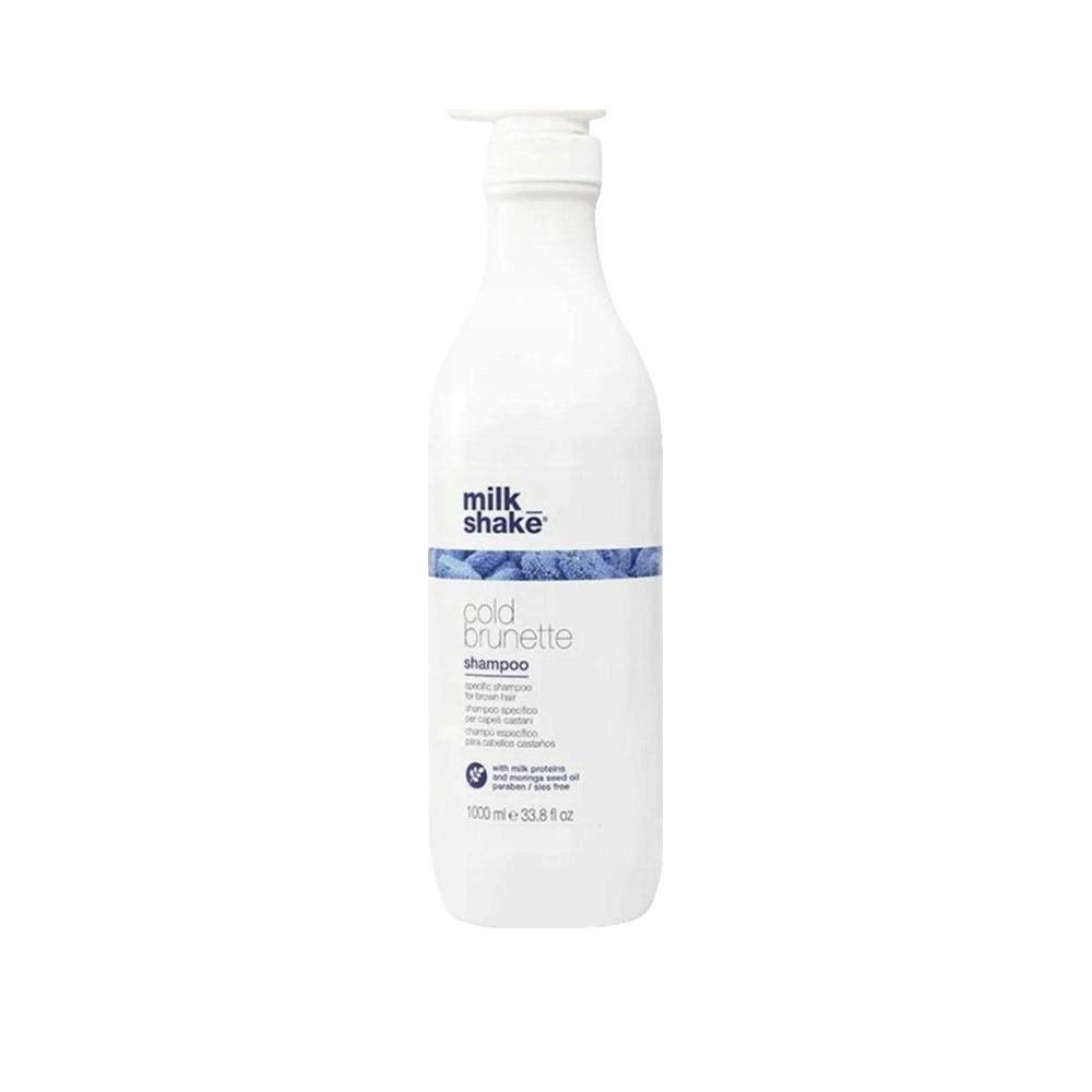 Weiße Shampoo-Flasche mit Pumpverschluss. Blaue Banderole mit Text. Aufschrift: milk_shake, cold brunette shampoo. 1000 ml.