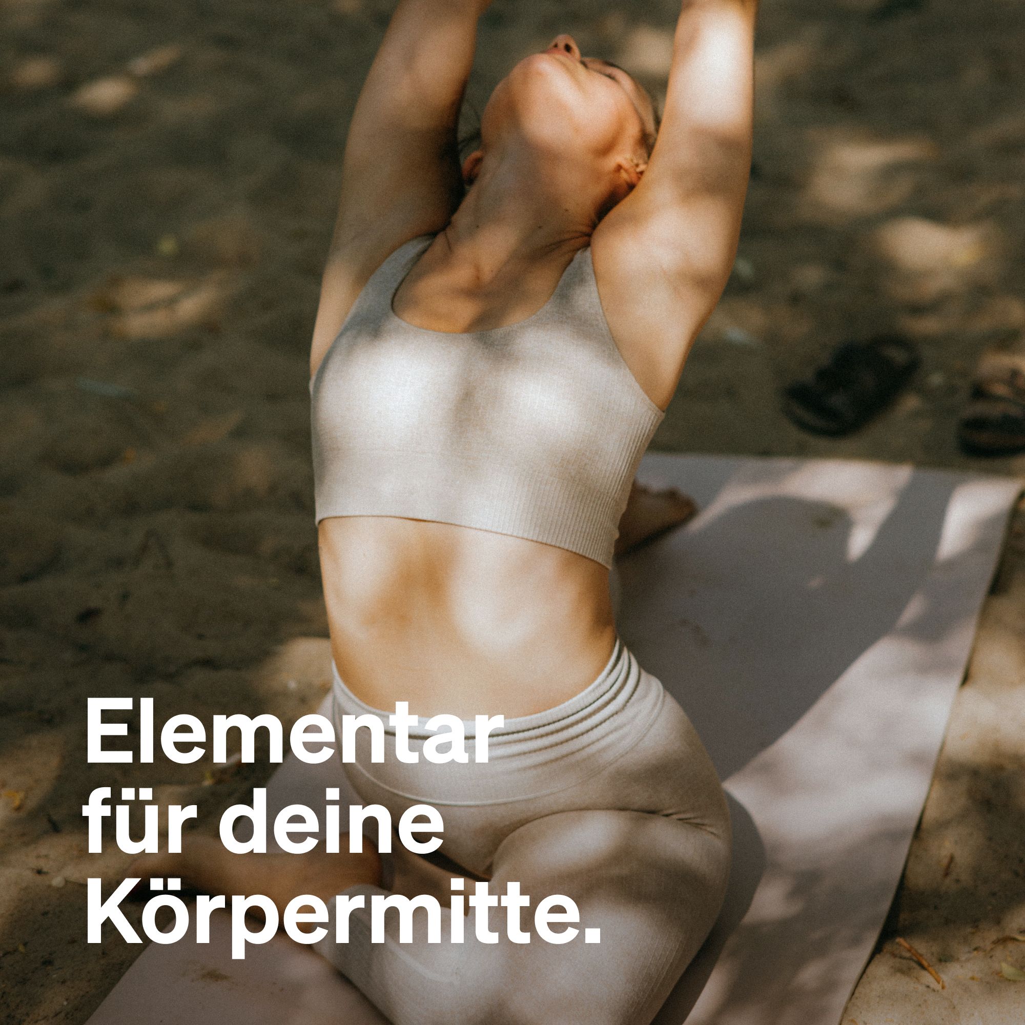 Person liegt auf Yogamatte, Arme über Kopf. Text: Elementar für deine Körpermitte.