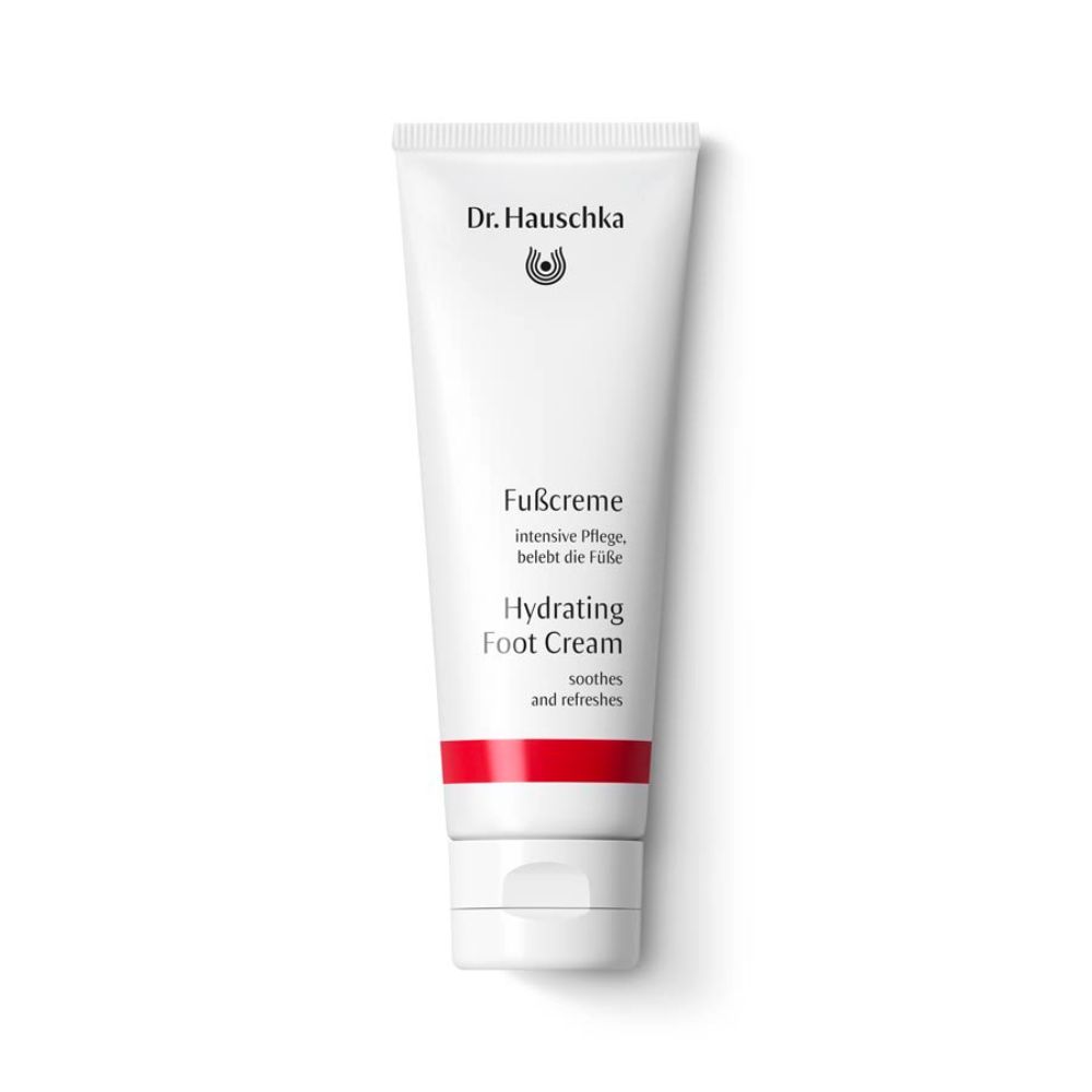 Weiße Tube mit rotem Streifen. Aufschrift: Dr. Hauschka, Fußcreme, Hydrating Foot Cream. Soothes and refreshes.