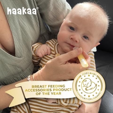 Baby erhält Flüssigkeit aus einem transparenten Behälter. Auszeichnung "Breast Feeding Accessories Product of the Year".