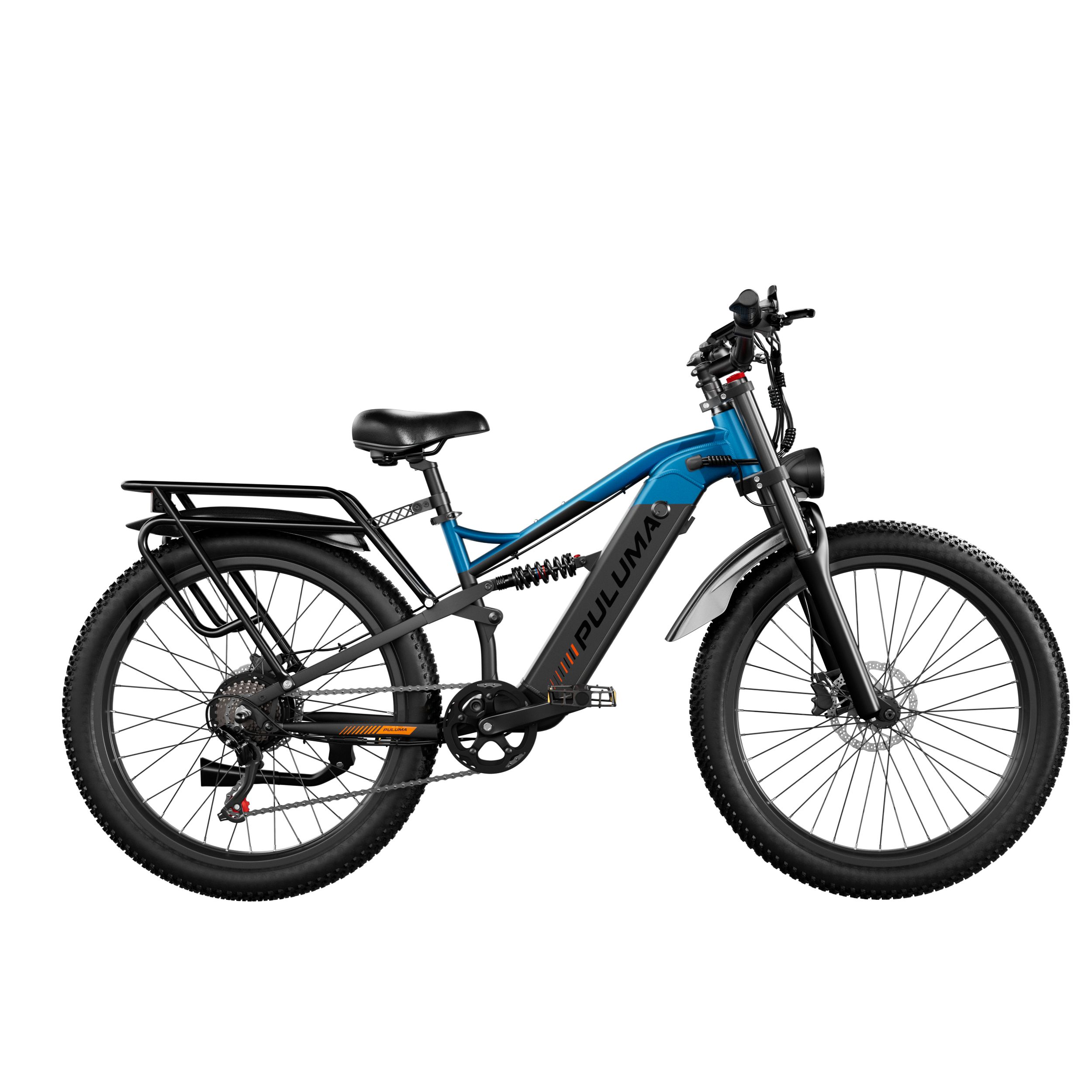 Blau-schwarzes E-Mountainbike mit breiten Reifen und Gepäckträger. PULUMA-Schriftzug am Rahmen.