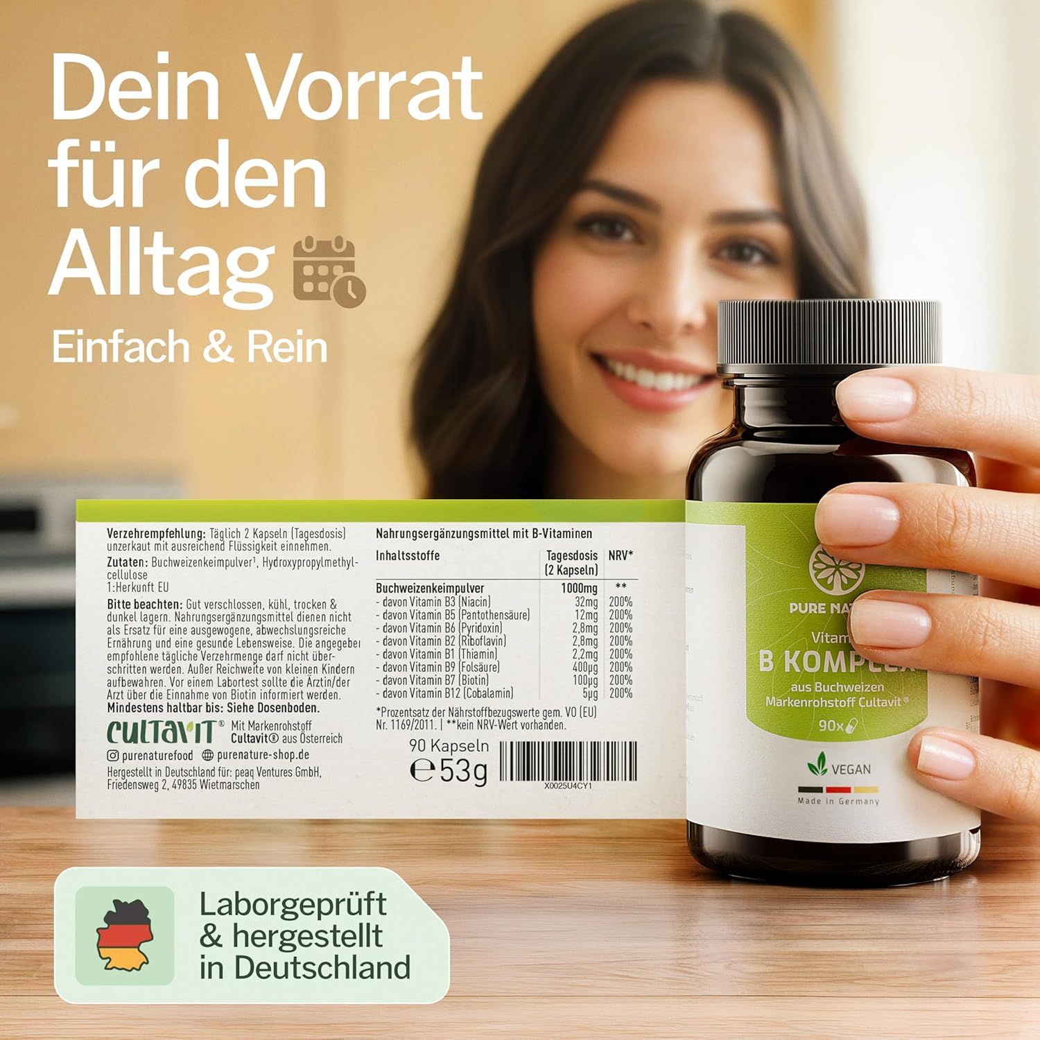 Frau hält Flasche und Schachtel. Aufschrift: Pure Nature Vitamin B Komplex, 90 Kapseln, 53g. Laborgeprüft & hergestellt in Deutschland.