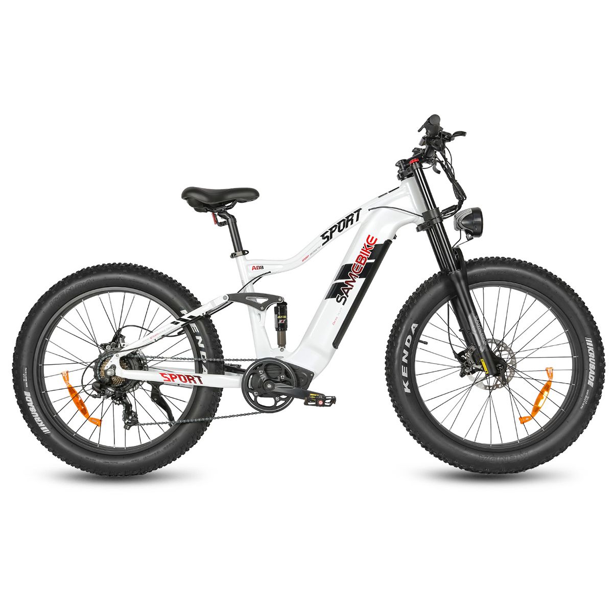 Weißes E-Mountainbike mit schwarzen Reifen. Marke SAMEBIKE, Modell RS-A08-II. Schwarze Gabel, Scheinwerfer.