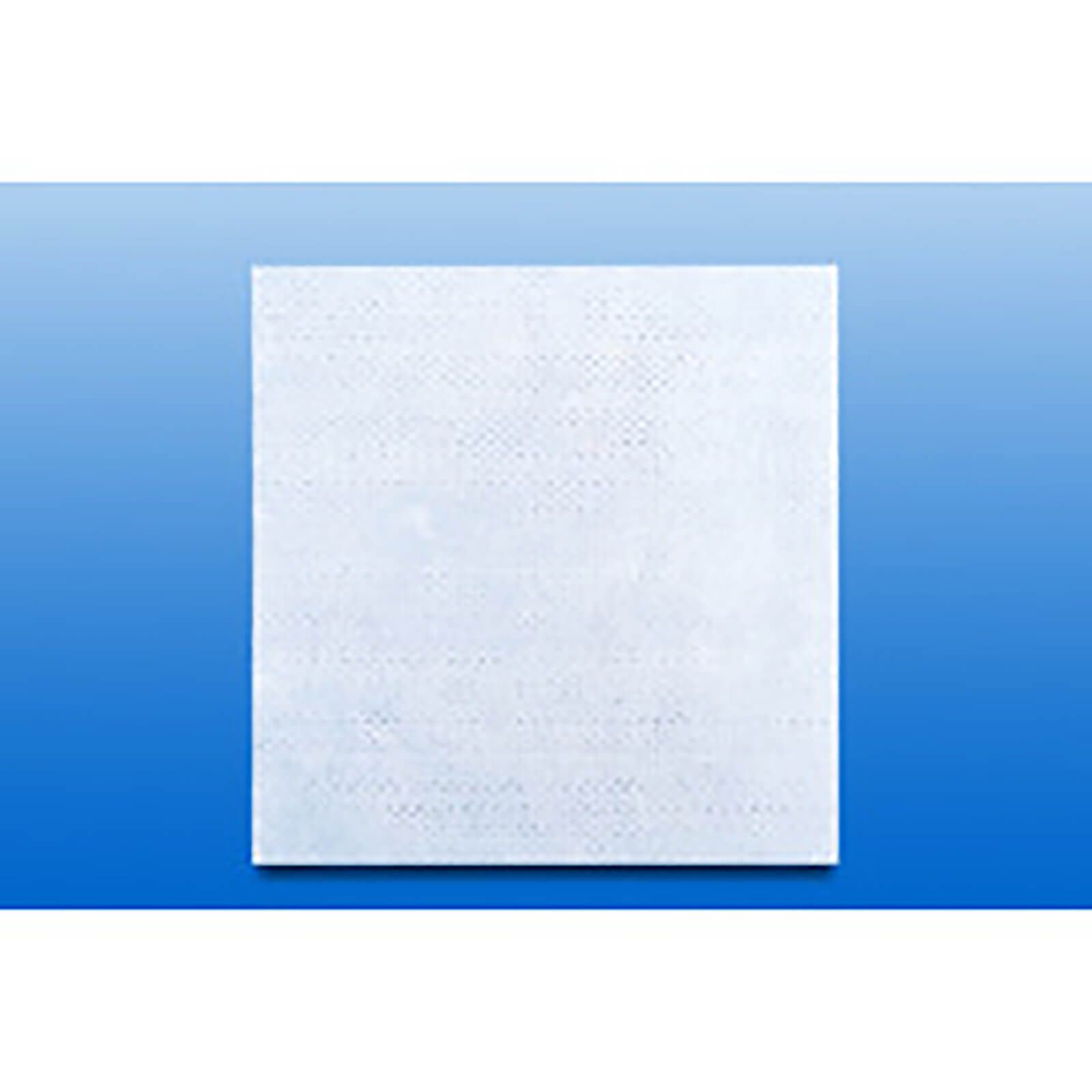 Quadratische, weiße Kompresse. Die Oberfläche weist eine feine, wabenartige Struktur auf. Das Produkt liegt vor blauem Hintergrund.