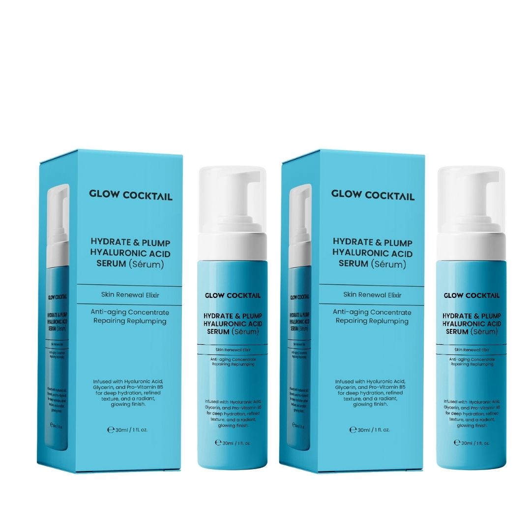 Zwei blaue Produktverpackungen und zwei Serumflaschen. Text: Glow Cocktail, Hydrate & Plump Hyaluronic Acid Serum. 30ml/1 fl. oz.