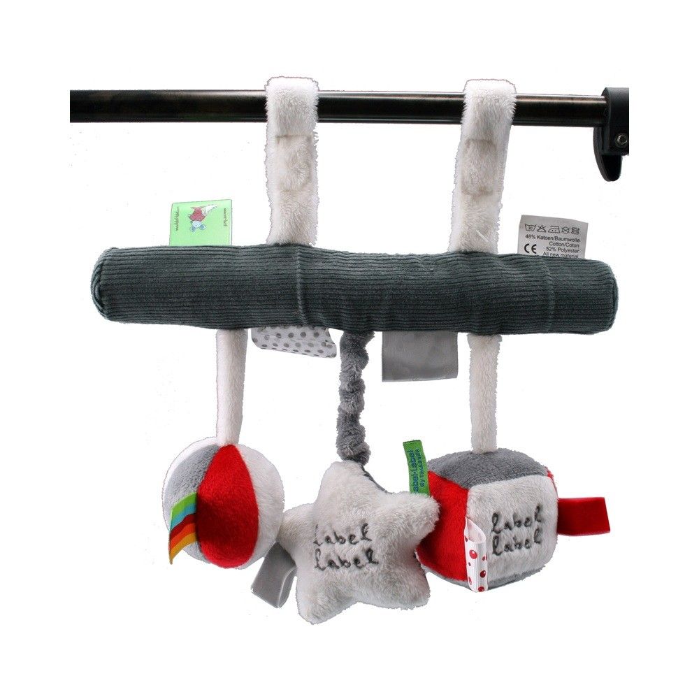 Graues Stoffspielzeug für Babys. Mit Stern, Würfel und Ball. Label Label Schriftzug. Zum Aufhängen an einer Stange.