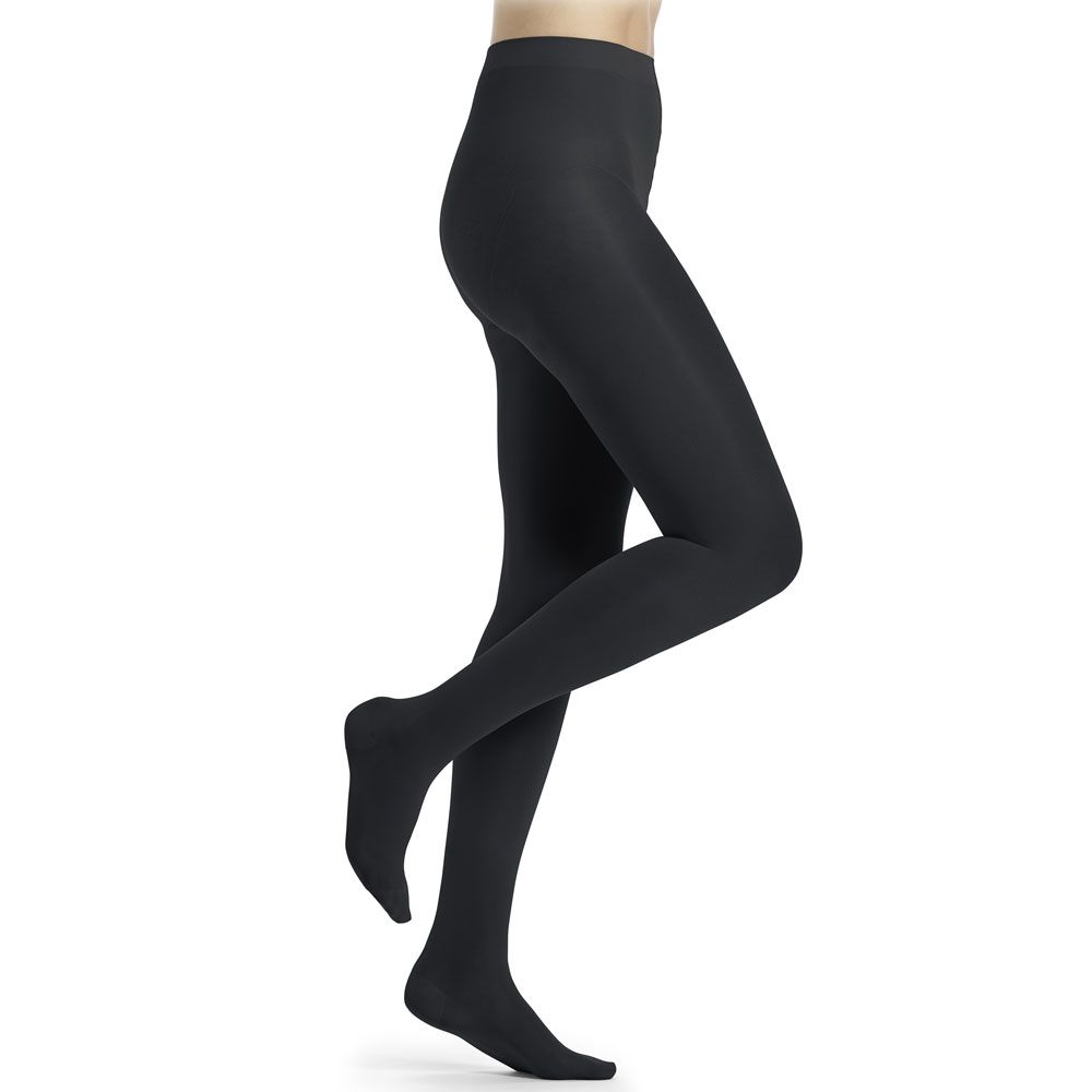 Schwarze Kompressionsstrumpfhose. Blick von der Seite, eine Person trägt sie. Die Strumpfhose bedeckt die Beine.