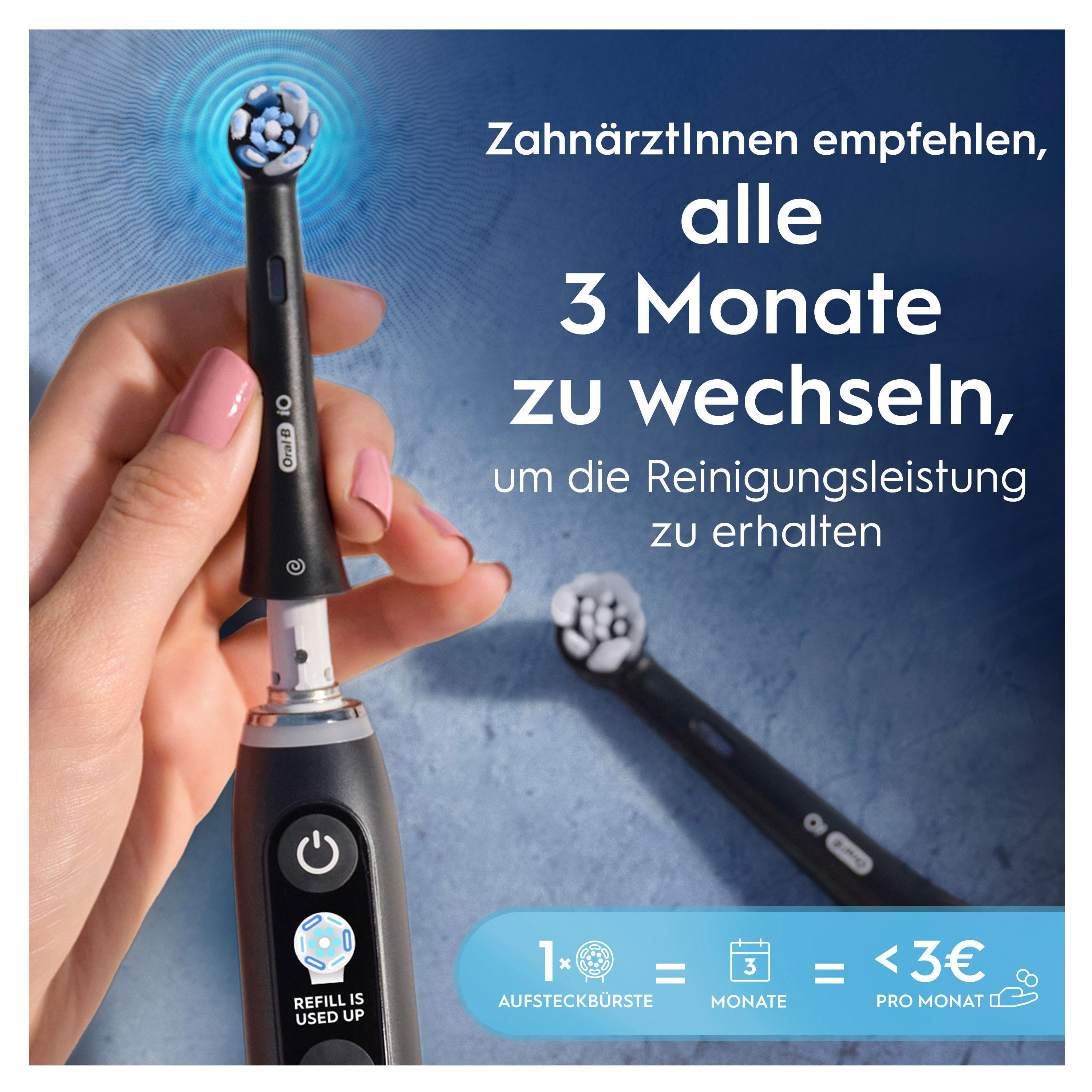 Hand hält eine schwarze elektrische Zahnbürste mit einem Bürstenkopf. Text: Alle 3 Monate wechseln.