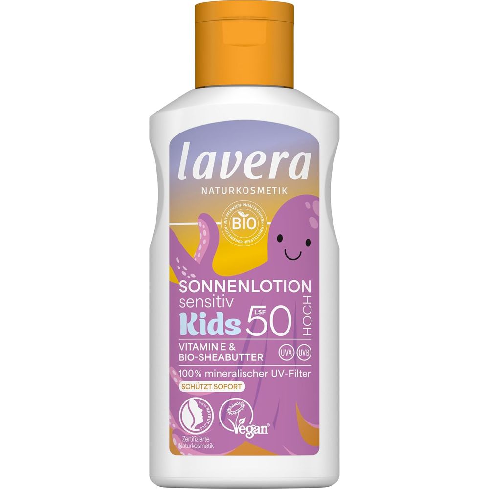 Weiße Flasche mit orangefarbenem Deckel. Aufschrift: lavera, Sonnenlotion Sensitiv Kids 50. Abbildung: lila Oktopus.